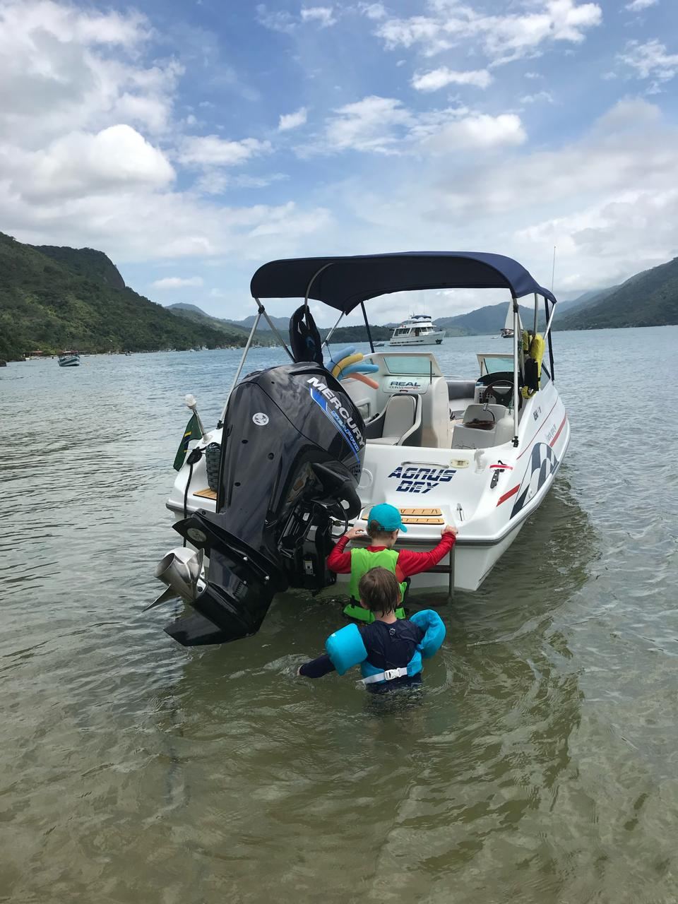 Embarque na praia ao lado da lancha com colete salva-vidas