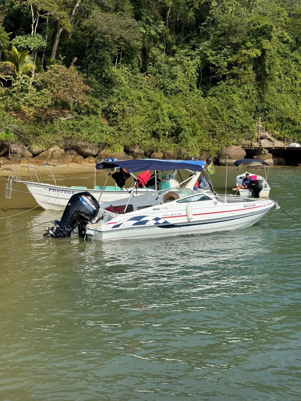 Lancha ancorada junto à mata fechada da Ilha Grande