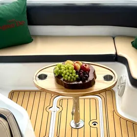 Mesa posta no convés da lancha com travessa de frutas