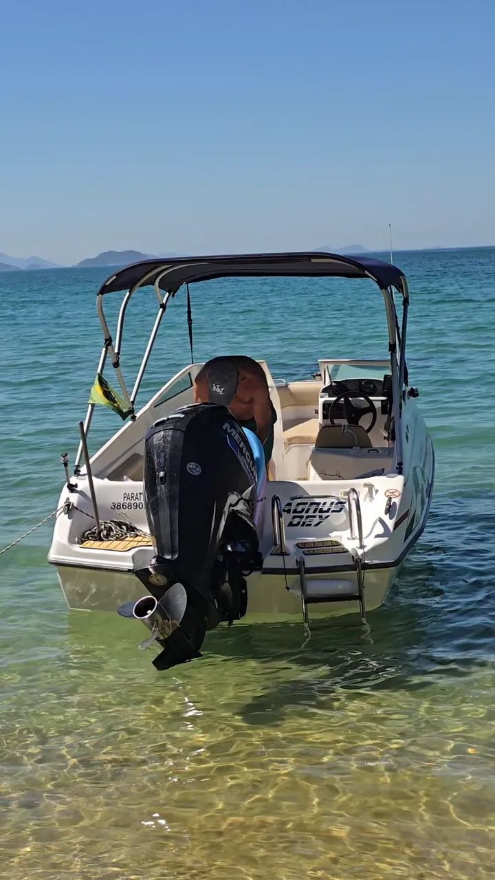 Parada em praia de água transparente